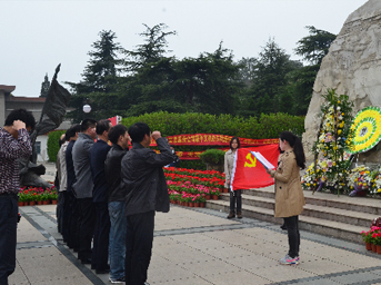 公司黨支部開展“緬懷革命先烈，繼承優(yōu)良傳統(tǒng)”清明節(jié)祭掃活動(dòng)