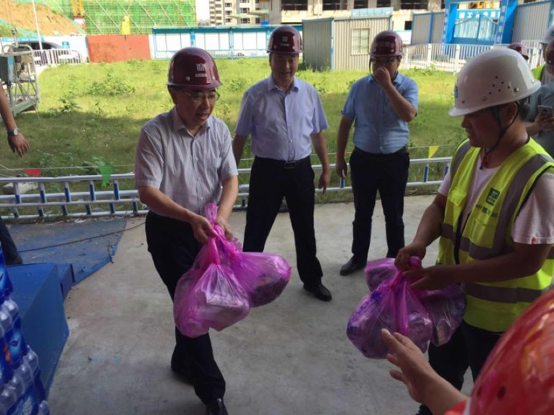 集團(tuán)公司黨委副書(shū)記張日升一行赴產(chǎn)融中心項(xiàng)目開(kāi)展“夏季送清涼”慰問(wèn)活動(dòng)